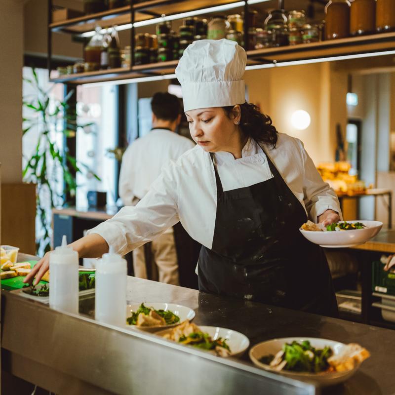 foto pagina SoftPOS Chef plates dishes before being served