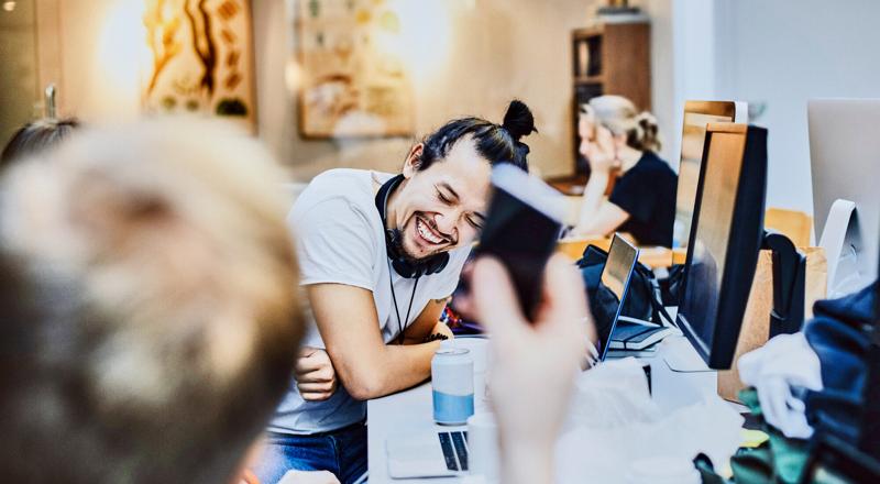 MEDIUM eyeem 100006075 132813058 ufficio ragazzi computer smartphone MEDIUM eyeem 100006075 132813058 ufficio ragazzi computer smartphone